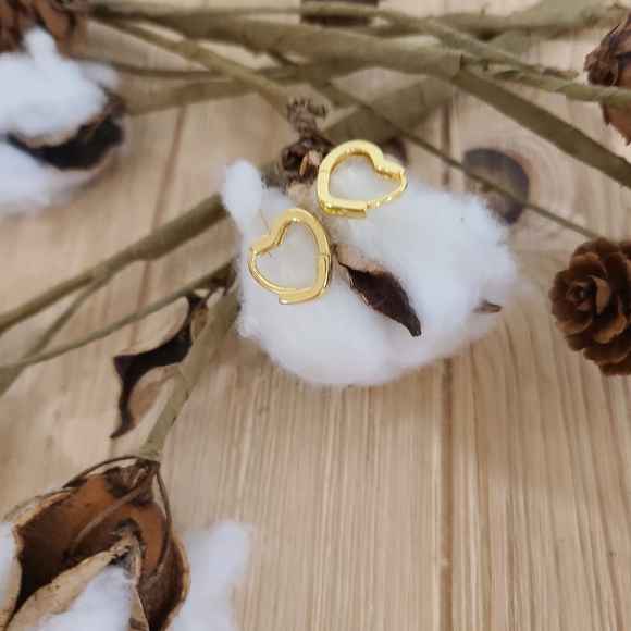 💛💛NEW💛💛SO CUTE!! Heart Huggie Hoop Earrings in GOLD Plating 💛💛 - Picture 11 of 16